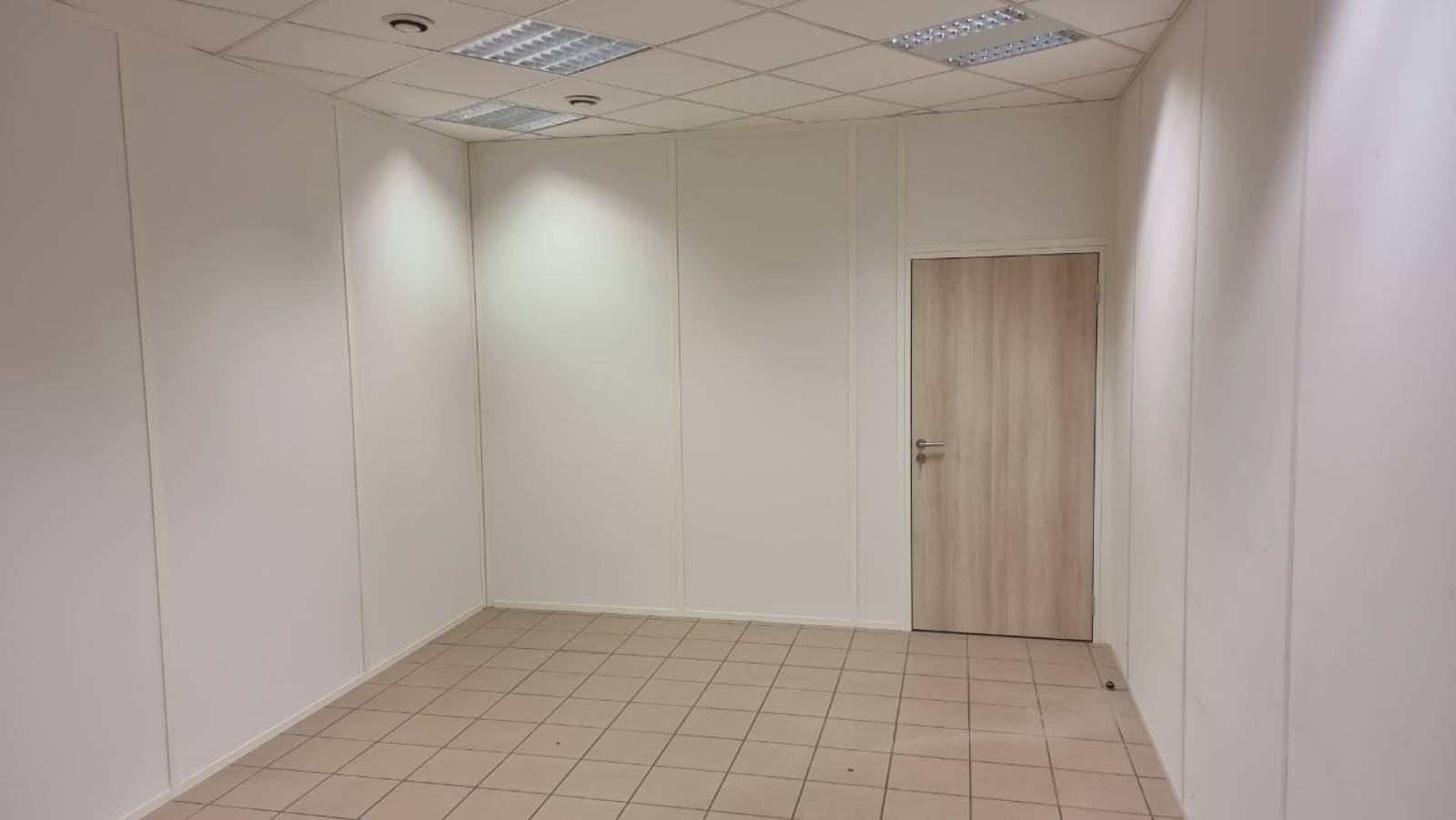 Pose de cloison amovible pleine pour la Croix Rouge à Lyon