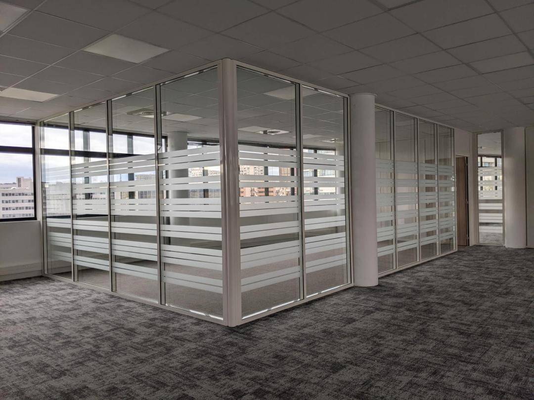 pose de cloisons amovibles vitrées toutes hauteur pour acoustique à Lyon