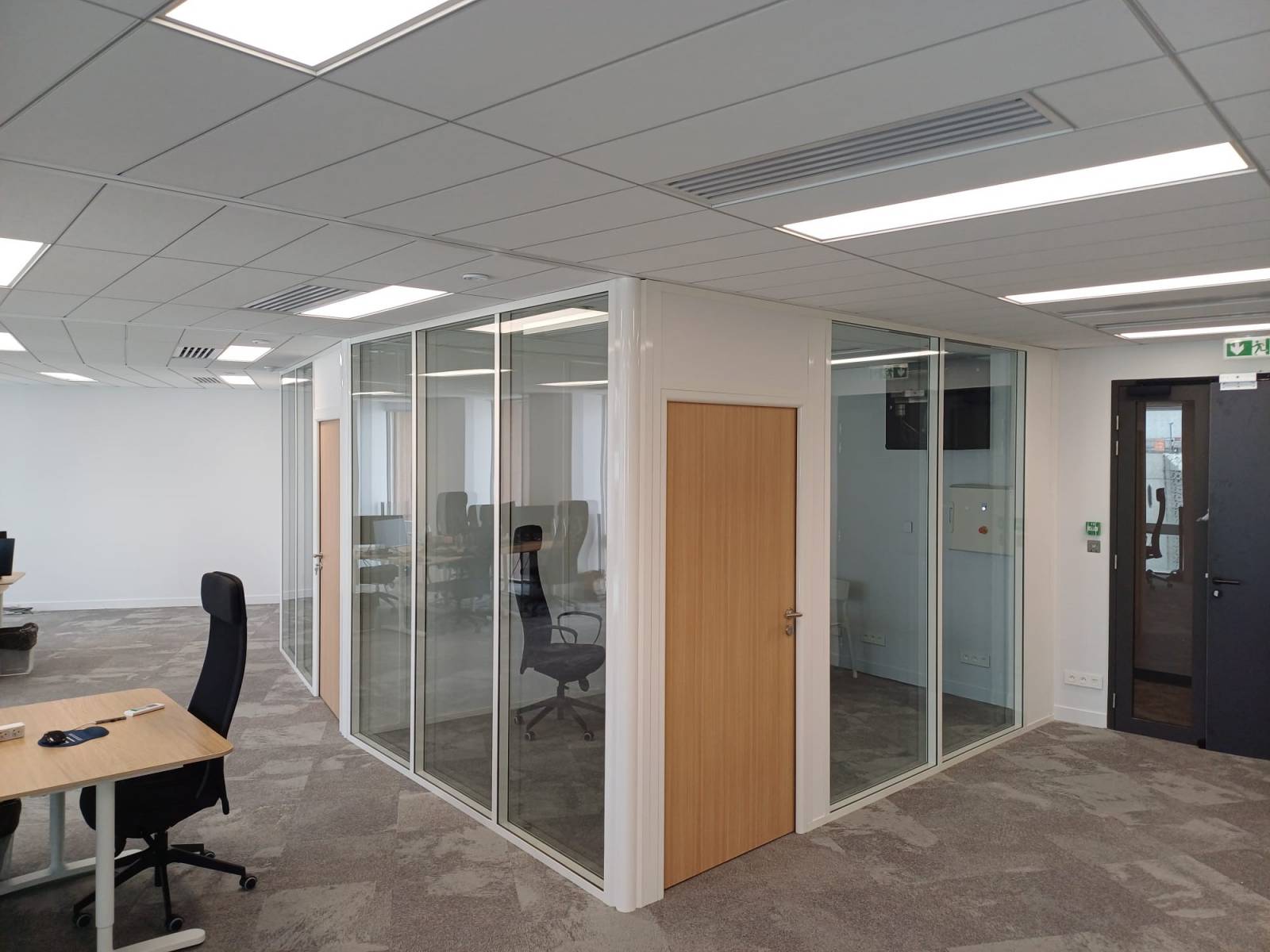 Pose cloison vitrée toute hauteur et cloison pleine pour une salle de réunion et bureaux confidentiels à Part-Dieu