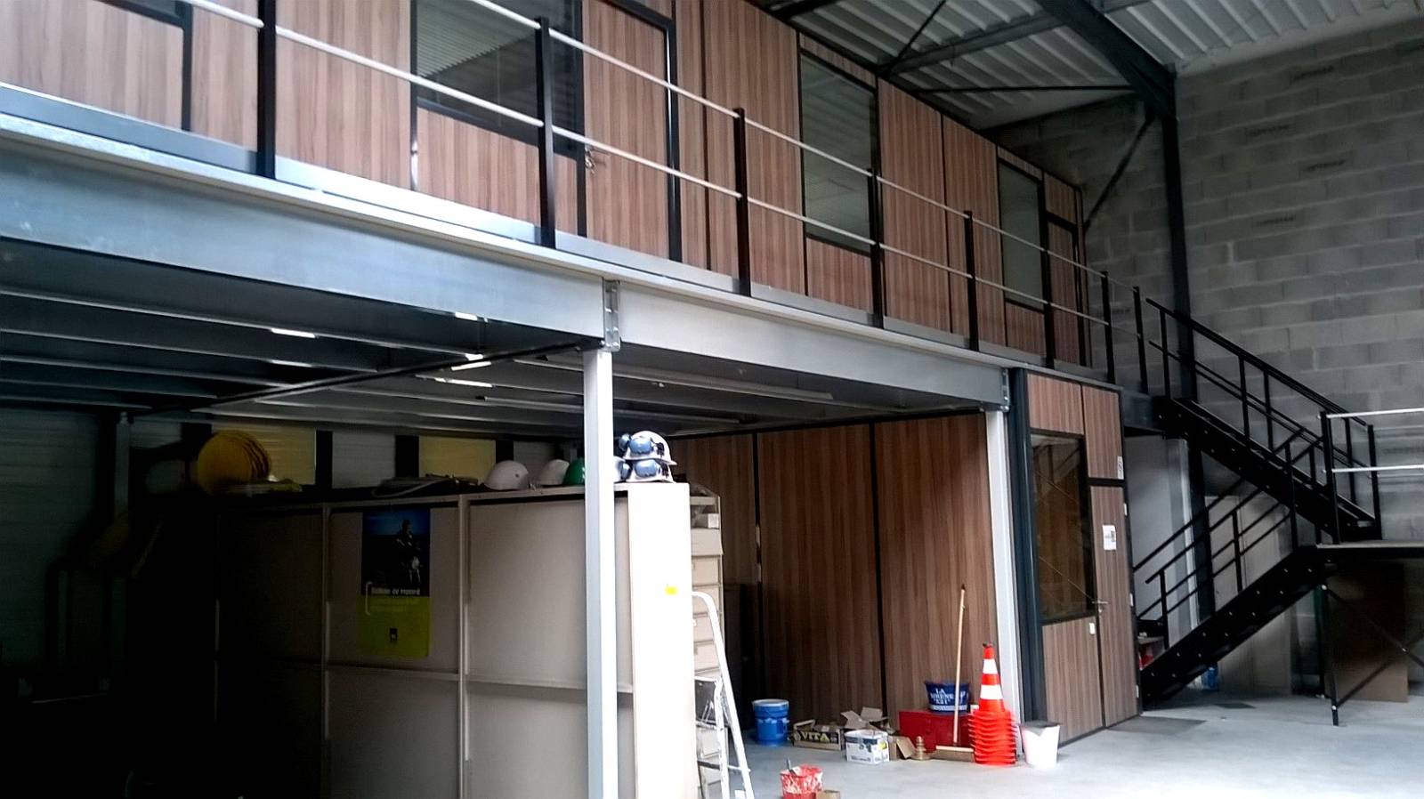 pose d'une mezzanine pour optimiser l'espace