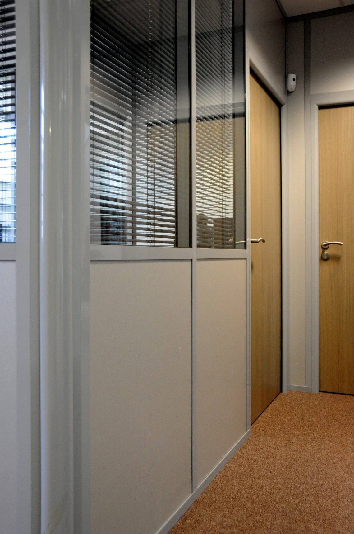 pose de cloison amovible vitrée sur allège