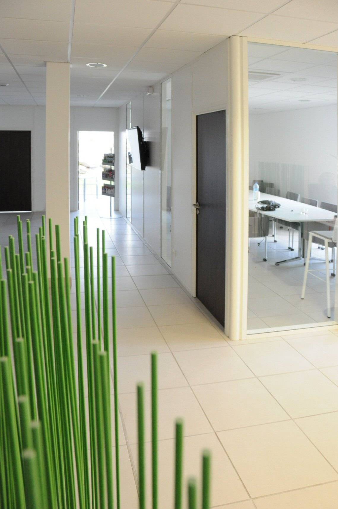 Fabrication et pose de cloison pleine fixe vitrée avec crochet porte-habit pour votre entreprise à Dardilly 69570