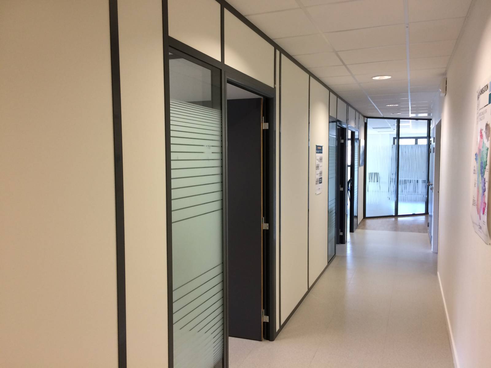 Pose de cloisons pleines avec une cloison vitrée toute hauteur